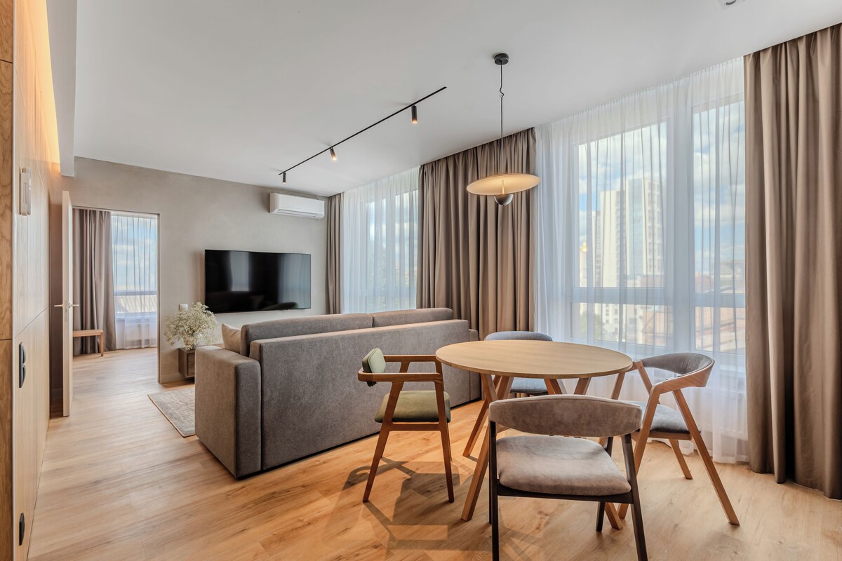 Quarto executivo, 1 quarto | Área de estar | Smart TV 55 polegadas com canais digitais