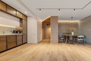 Suíte executiva, 2 quartos | Cozinha privada | Cafeteira/chaleira, geladeira grande, fogão, chaleira elétrica