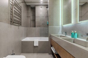 Quarto executivo, 2 quartos | Banheiro | Secador de cabelo, roupões de banho, chinelos, toalhas de banho