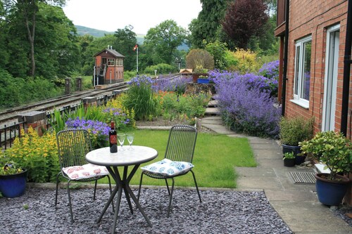 Railway & Riverside Retreat