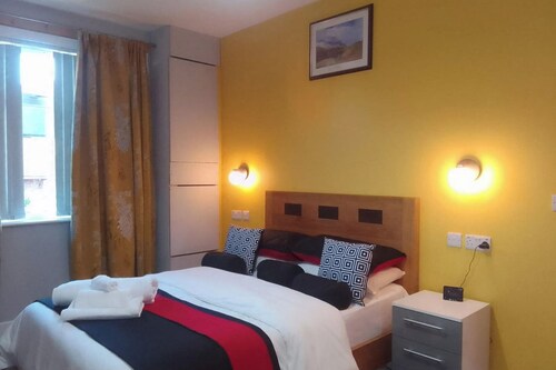 2 Bedroom Bungalo - Free Parking, Wifi & Garden