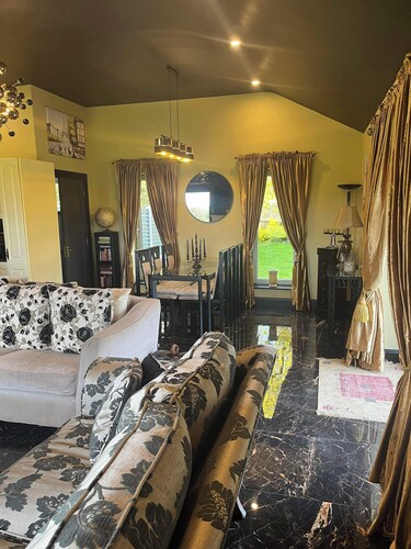 Bungalow Sleeps 2 With Garden and Parking