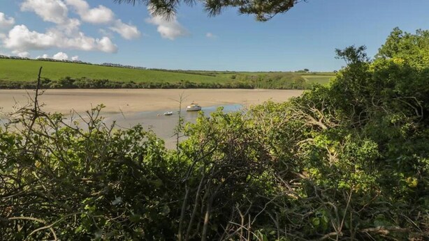 A river with boats, surrounded by greenery and hills. - Bungalow - Sleeps 2 - Parking (Newquay)