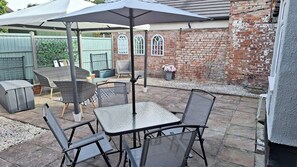 Outdoor dining - Bungalow - Sleeps 4 - Parking - Garden (Nottingham)