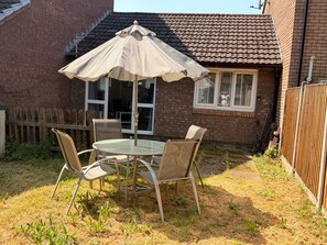 Outdoor dining - Bungalow Sleeps 3 With Parking and Garden (Manchester)