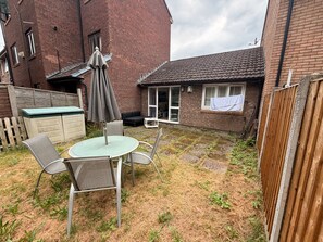 Outdoor dining - Bungalow Sleeps 3 With Parking and Garden (Manchester)