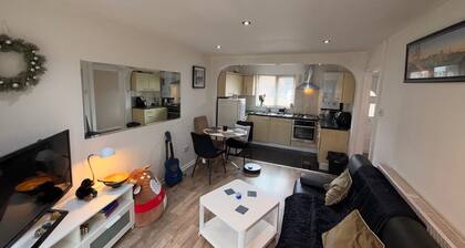 Bungalow Sleeps 4 With Free Parking and Garden