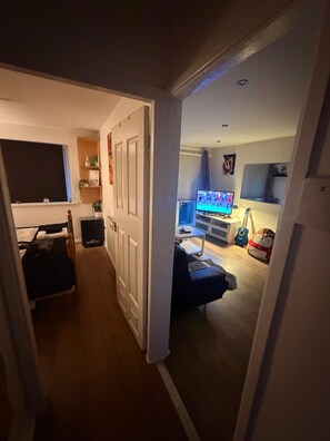1 bedroom, bed sheets