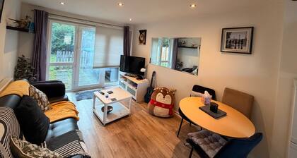 Bungalow Sleeps 4 With Free Parking and Garden