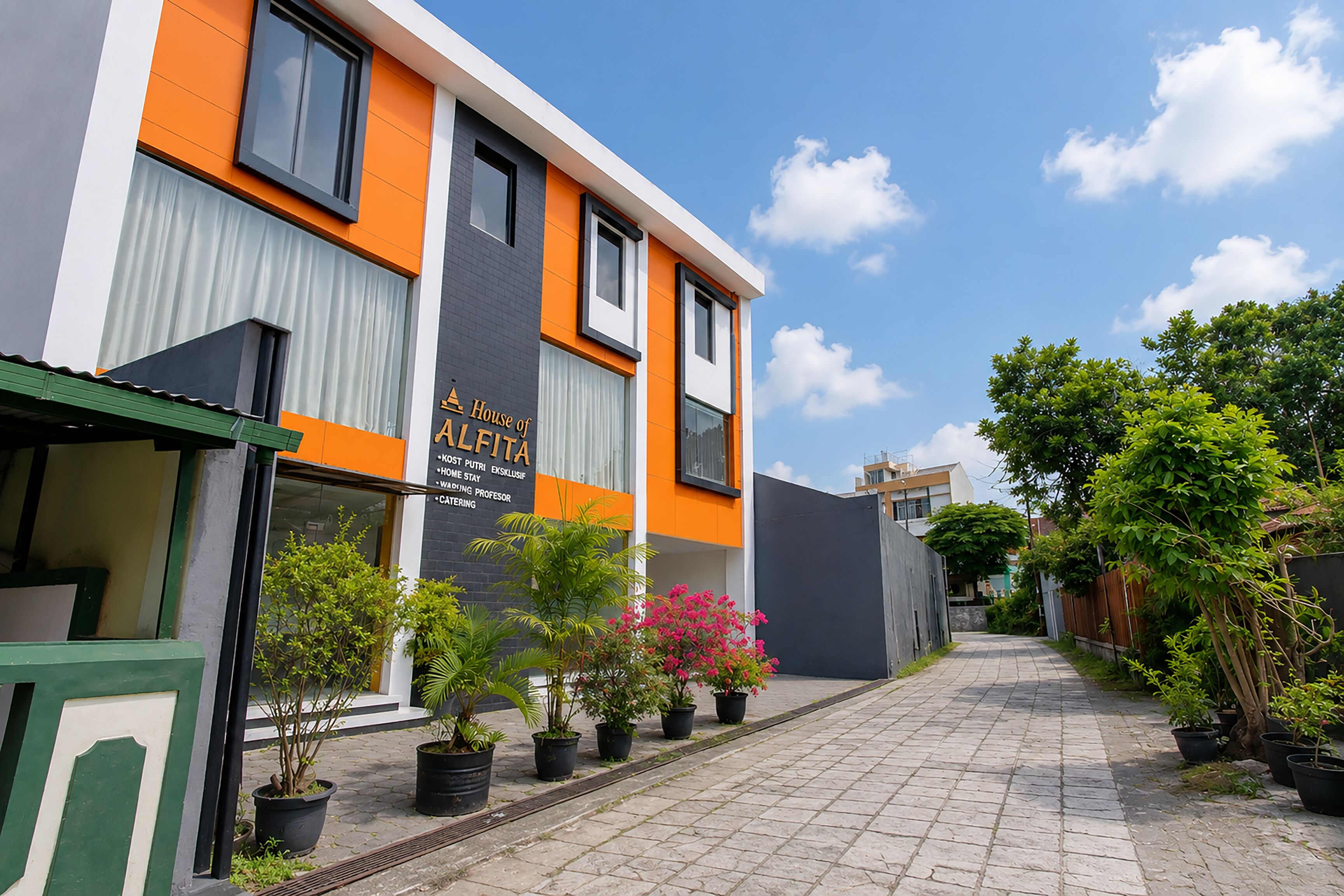 Um edifício moderno com uma placa que diz 'House of Alejandra'.