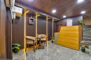 Lobby - Midtown Inn (New Delhi)