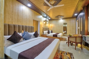 Desk, laptop workspace, free WiFi - Midtown Inn (New Delhi)
