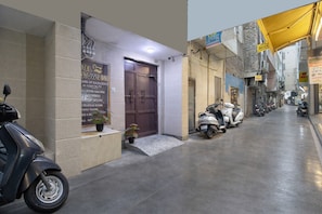 Exterior detail - Midtown Inn (New Delhi)