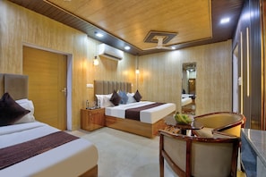 Desk, laptop workspace, free WiFi - Midtown Inn (New Delhi)
