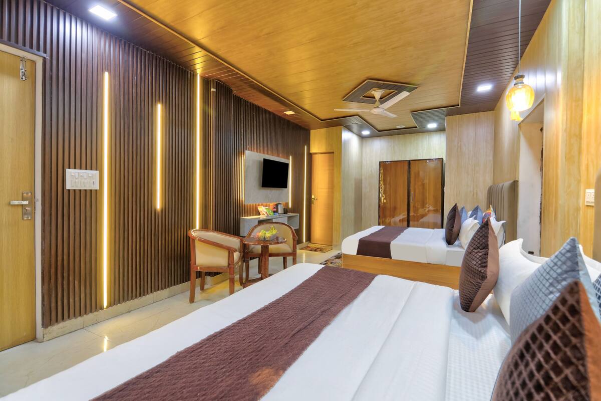 Family Quadruple Room | Desk, laptop workspace, WiFi (free)