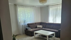 Una sala de estar moderna con un sofá, una mesa de centro y una mesita auxiliar.