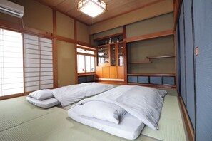 3 bedrooms, WiFi (free), bed sheets