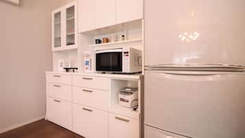 Fridge, microwave, stovetop, cookware/dishes/utensils