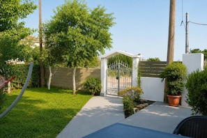 Property grounds - Valira Cozy Home w Rustic Charm & Private Garden (Valira)