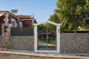 Property grounds - Valira Cozy Home w Rustic Charm & Private Garden (Valira)