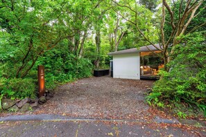 Property grounds - A glasswalled designer singlestory house nestled / Ito City Shizuoka (Ito City)