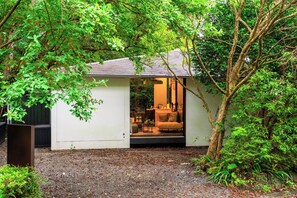 Terrace/patio - A glasswalled designer singlestory house nestled / Ito City Shizuoka (Ito City)