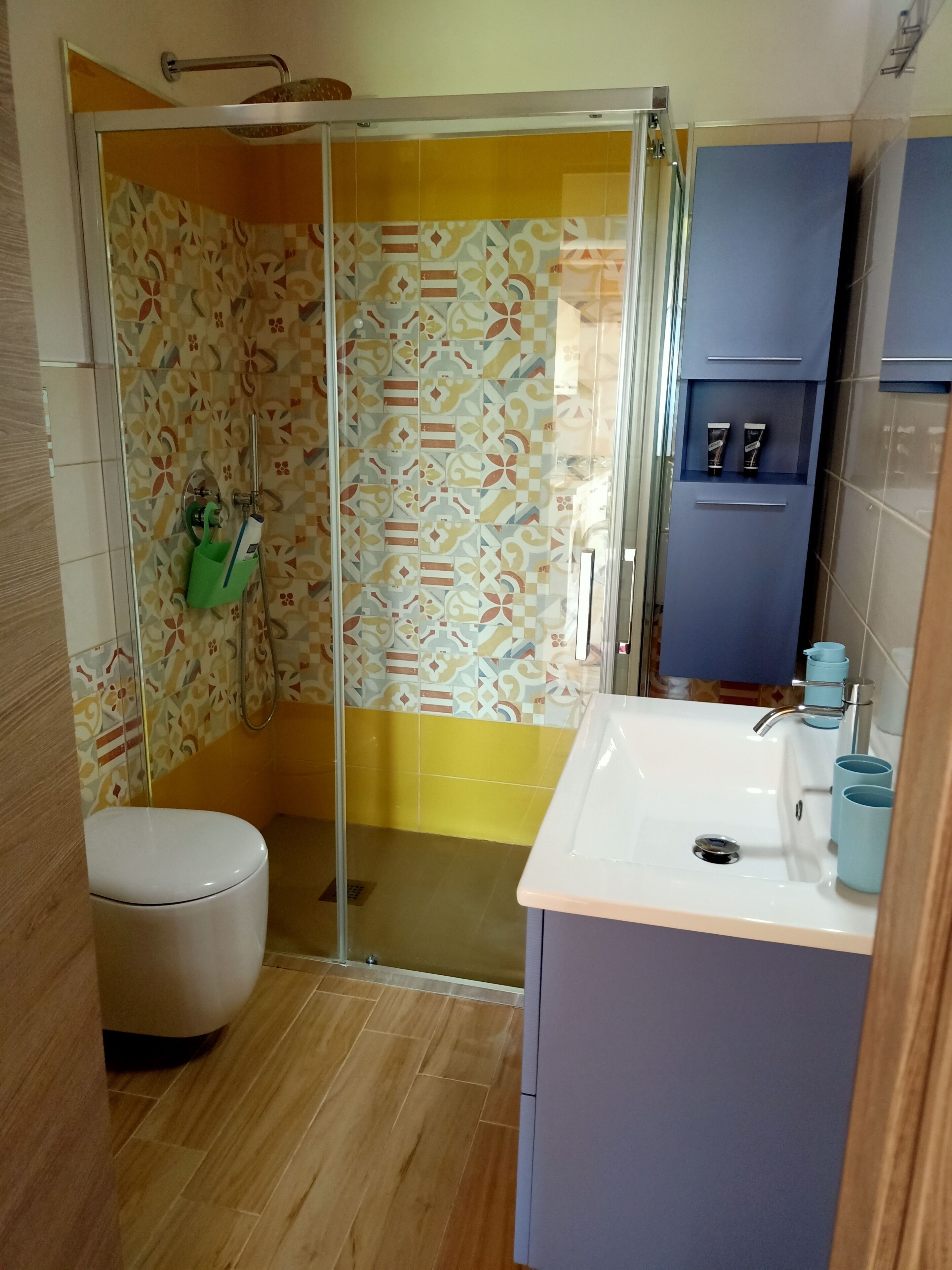 Douche, sèche-cheveux, bidet, serviettes fournies
