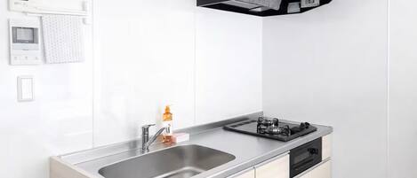 Réfrigérateur, micro-ondes, batterie de cuisine, vaisselle et ustensiles