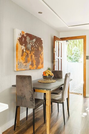 Apartment, 2 Schlafzimmer, Balkon | Esszimmer