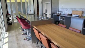 Kühlschrank, Mikrowelle, Herdplatte, Kochgeschirr/Geschirr/Besteck