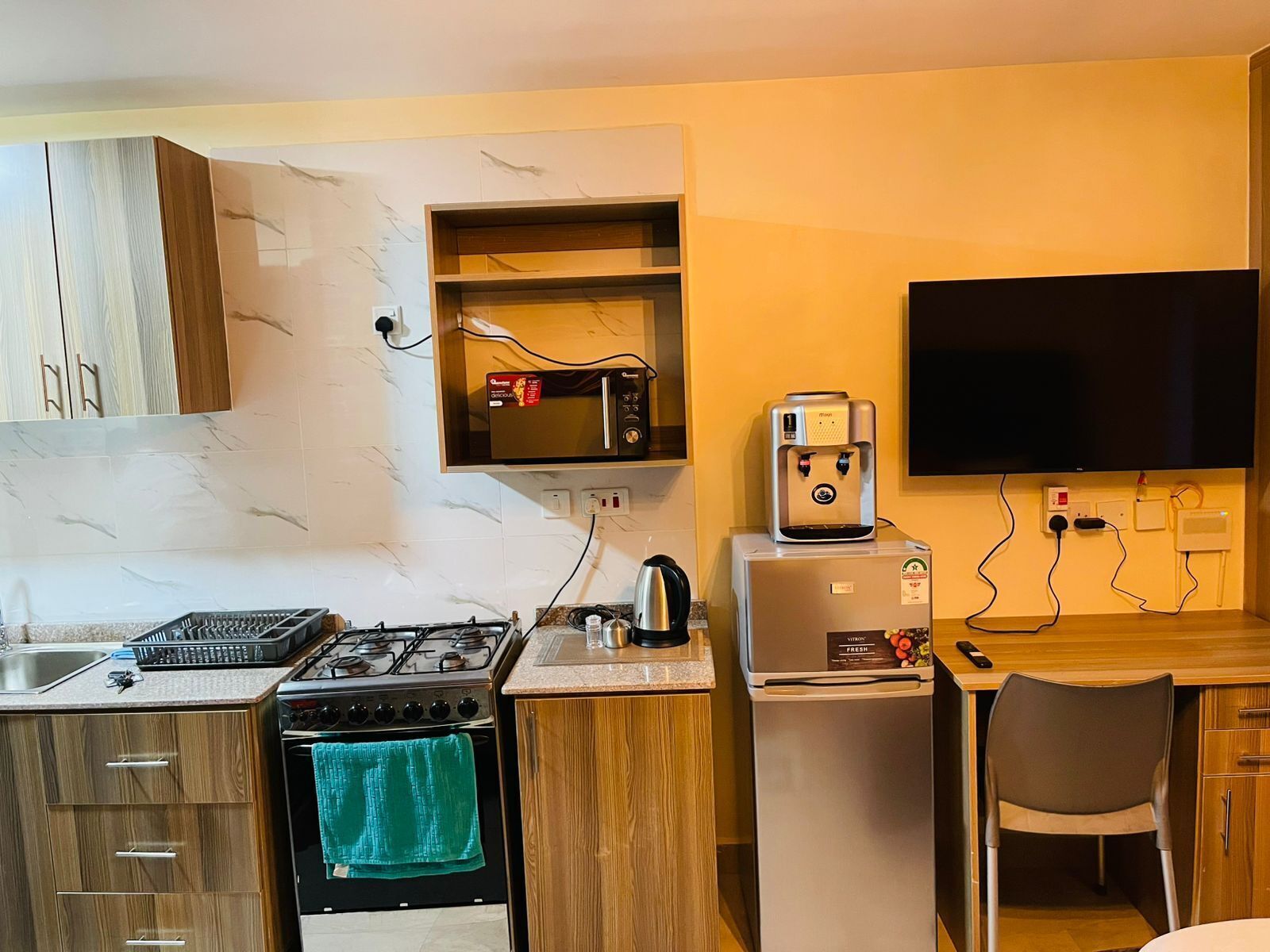 Deluxe Studio | Private kitchen | Fridge, microwave, cookware/dishes/utensils