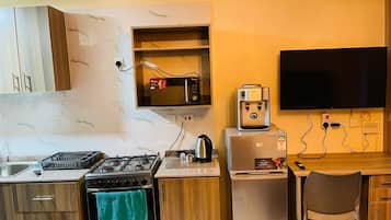 Deluxe Studio | Private kitchen | Fridge, microwave, cookware/dishes/utensils