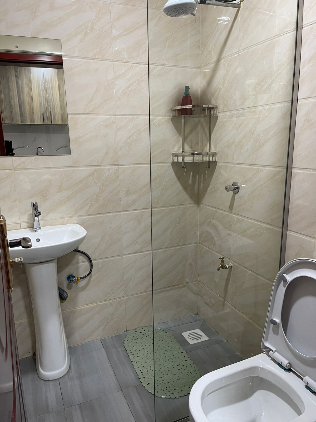 Deluxe Studio | Bathroom | Shower, slippers, towels, soap