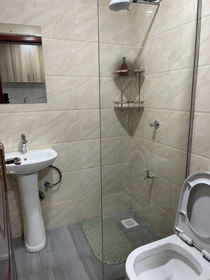 Deluxe Studio | Bilik Mandi | Pancuran mandi, selipar, tuala disediakan, sabun 