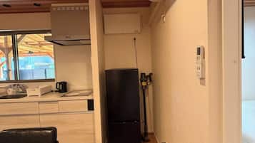 冷蔵庫、電子レンジ、コンロ、調理器具と食器