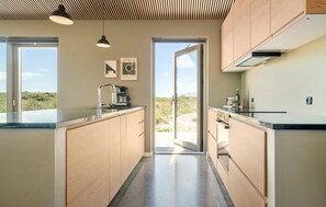 Wasserkocher mit Kaffee-/Teezubehör, Kühlschrank, Ofen, Geschirrspüler