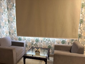 Habitación superior con 1 cama doble o 2 individuales | Zona de estar | Smart TV de 50 pulgadas con canales por cable