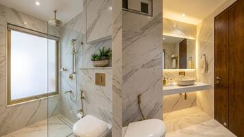 Superior Double or Twin Room | Bathroom | Shower, free toiletries, hair dryer, slippers