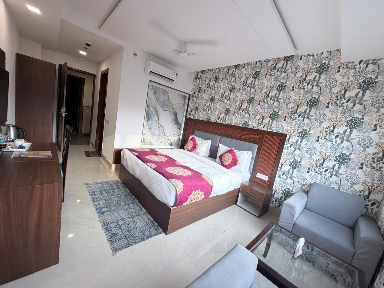 Habitación superior con 1 cama matrimonial o 2 individuales | Ropa de cama de alta calidad, camas con efecto memoria y escritorio 