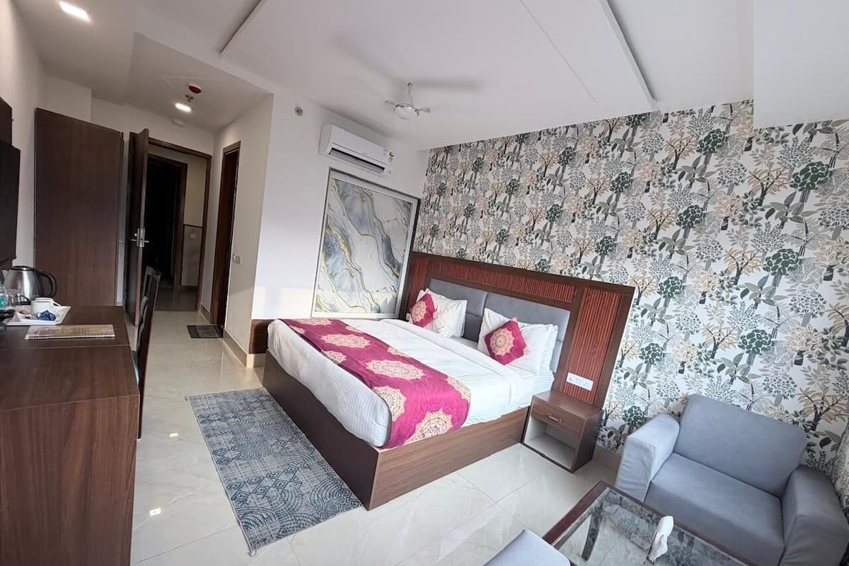 Habitación superior con 1 cama doble o 2 individuales | Ropa de cama de alta calidad, colchones viscoelásticos, escritorio