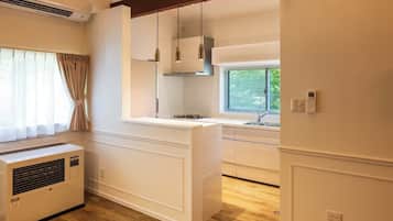 Fridge, microwave, stovetop, cookware/dishes/utensils