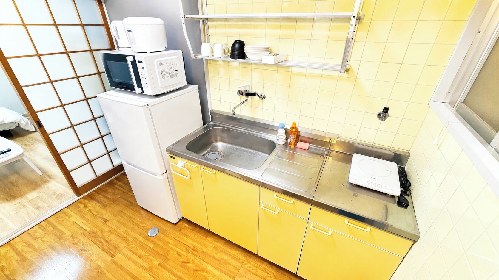 Kühlschrank, Mikrowelle, Herdplatte, Kochgeschirr/Geschirr/Besteck
