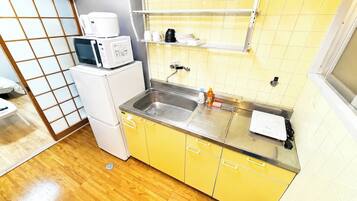 Kühlschrank, Mikrowelle, Herdplatte, Kochgeschirr/Geschirr/Besteck