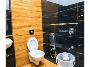 Shower, rainfall showerhead, slippers, towels - Hotel Kanwal Resort & Farms Khurpatal (Nainital)
