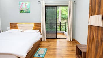 Superior Double Room, Balcony | Hypo-allergenic bedding, desk, soundproofing, free WiFi