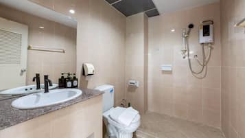 Deluxe Double Room | Bathroom | Shower, free toiletries, towels