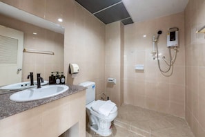 Habitación doble Deluxe | Baño | Regadera, amenidades de baño gratuitas, toallas