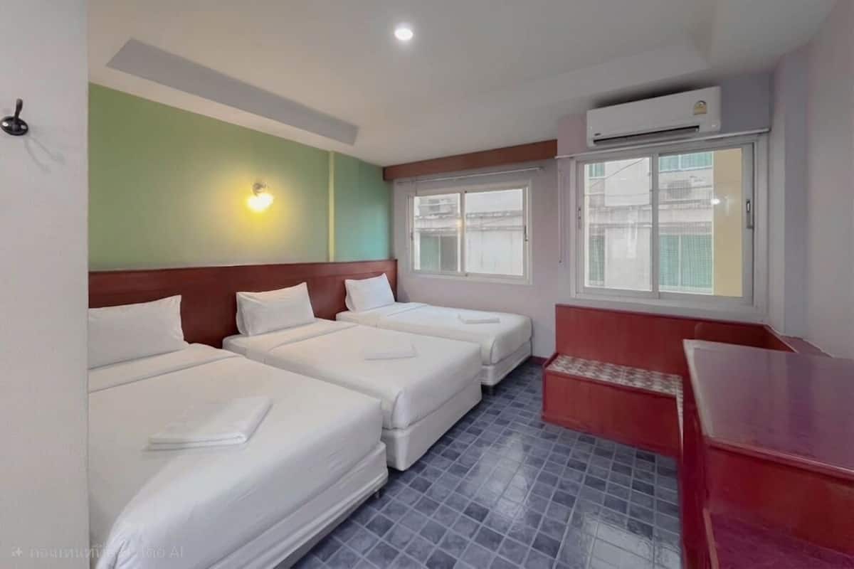 Family Room | Desk, free WiFi