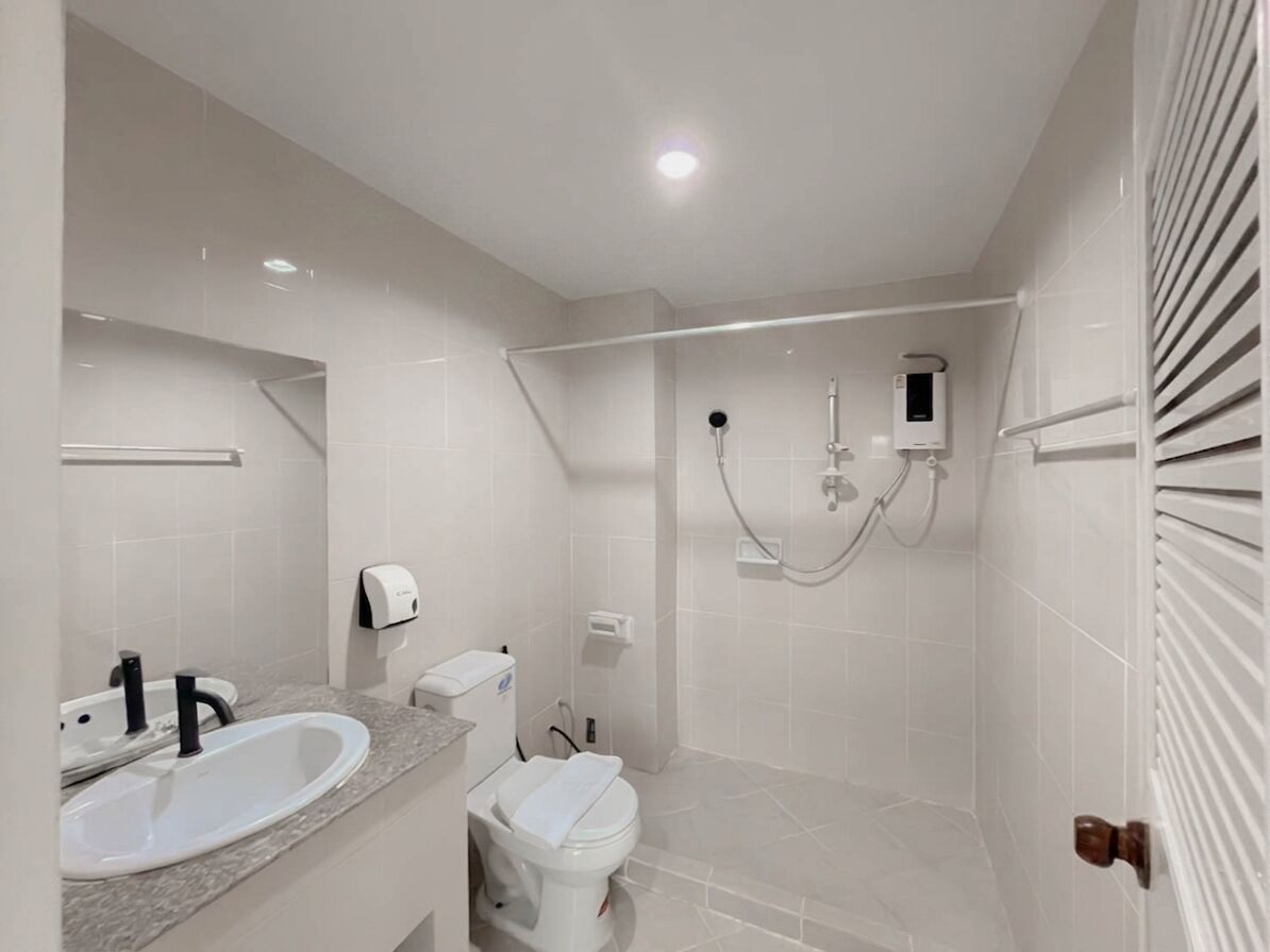Kahden hengen deluxe-huone | Kylpyhuone | Suihku, ilmaiset hygieniatuotteet, pyyhkeet