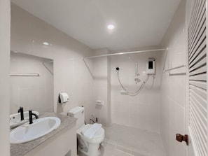 Habitación doble Deluxe | Baño | Regadera, amenidades de baño gratuitas, toallas 